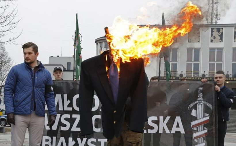 Spalenia kukły - z twarzą ze zdjęciem posła Ryszarda Petru - dokonała na placu przed Teatrem Dramatycznym grupa działaczy Młodzieży Wszechpolskiej.
