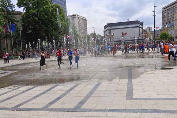 Odigrali tradicionalni maturski ples i kolo u centru Niša, pa pravac u FONTANU (VIDEO)