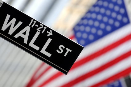 Wall Street nerwowo zareagowała na obniżenie ratingu USA. Indeksy w dół