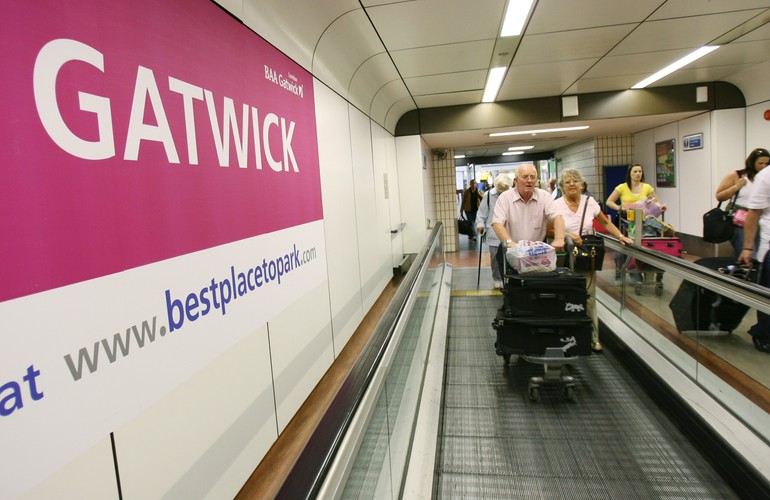 8. Londyn-Gatwick: 31,3 mln pasażerów. Drugie co do  wielkości lotnisko w Wielkiej Brytanii. Gatwick położone jest ok. 40 km na południe od Londynu. Stanowi bazę dla wielu linii czarterowych, które w zasadzie nie mogą korzystać z Heathrow. Blisko 2/3 pasażerów na Hethrow podróżowało pomiędzy państwami Unii Europejskiej.