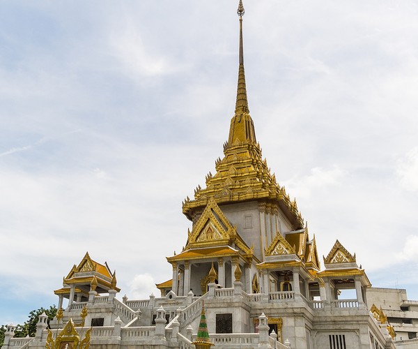 Wat Traimit – czyli Świątynia Złotego Buddy w Bangkoku, w której znajduje się największy na świecie posąg Buddy, który jest w całości wykonany ze szczerego złota. Figura waży 5,5 tony i ma ponad 3 m wysokości.