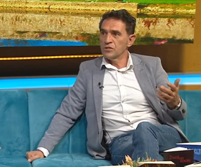 Stevo se bavi pisanjem