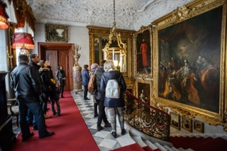 Jak muzea przedstawiają naród i świat na wystawach?