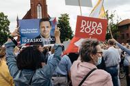 Spotkanie Rafała Trzaskowskiego z wyborcami w Kartuzach było zagłuszane przez zwolenników Andrzeja Dudy, 30 czerwca 2020 r.