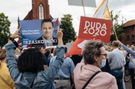 Spotkanie Rafała Trzaskowskiego z wyborcami w Kartuzach było zagłuszane przez zwolenników Andrzeja Dudy, 30 czerwca 2020 r.