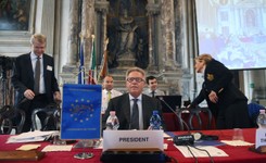 Komisja Wenecka opublikowała tekst opinii na temat polskiej ustawy o policji