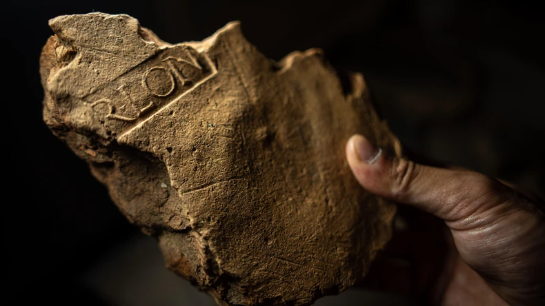 Neki zidani delovi pronađeni na lokalitetu pokazuju da su napravljeni u Londonu | Foto: Tony Jolliffe/BBC News