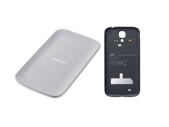 A jeśli już ładować baterię smartfona w domu, to zdecydowania bez kabla. Potrzebna będzie specjalna obudowa (zdejmujemy tylną klapkę urządzenia i zamieniamy na inną) oraz poduszka, na której układamy ładowany telefon. Wygodne, ale drogie – np. zestaw do Note 3 w salonie Samsunga kosztuje 380 zł. Na aukcjach internetowych do kupienia od 269 zł.