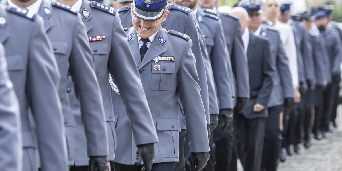 Nowela, której celem jest przyznanie pracownikom mundurowym m.in. prawo do emerytury po 25 latach służby bez konieczności ukończenia 55 lat życia oraz 100 proc. płatnych nadgodzin, została podpisana przez prezydenta Andrzeja Dudę, poinformowała we wtorek jego Kancelaria.