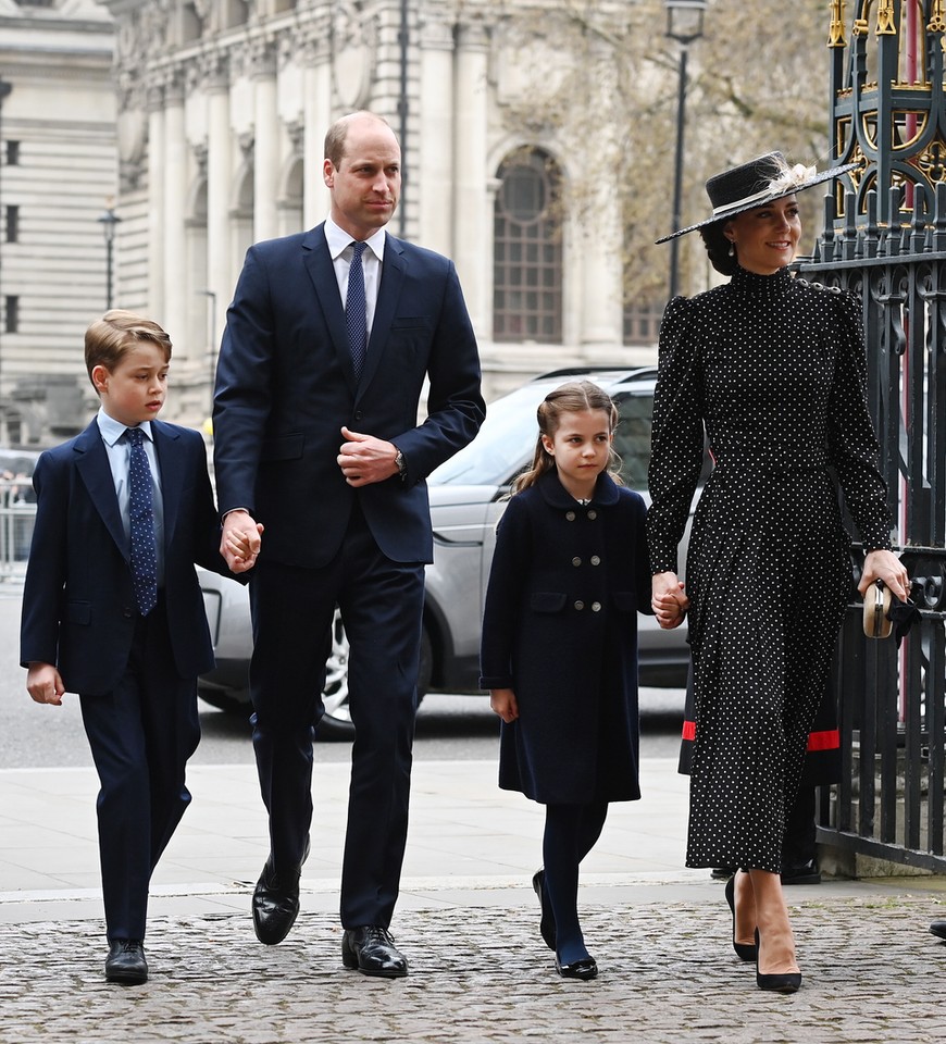 Kate Middleton y el príncipe William con niños en la Abadía de Westminster