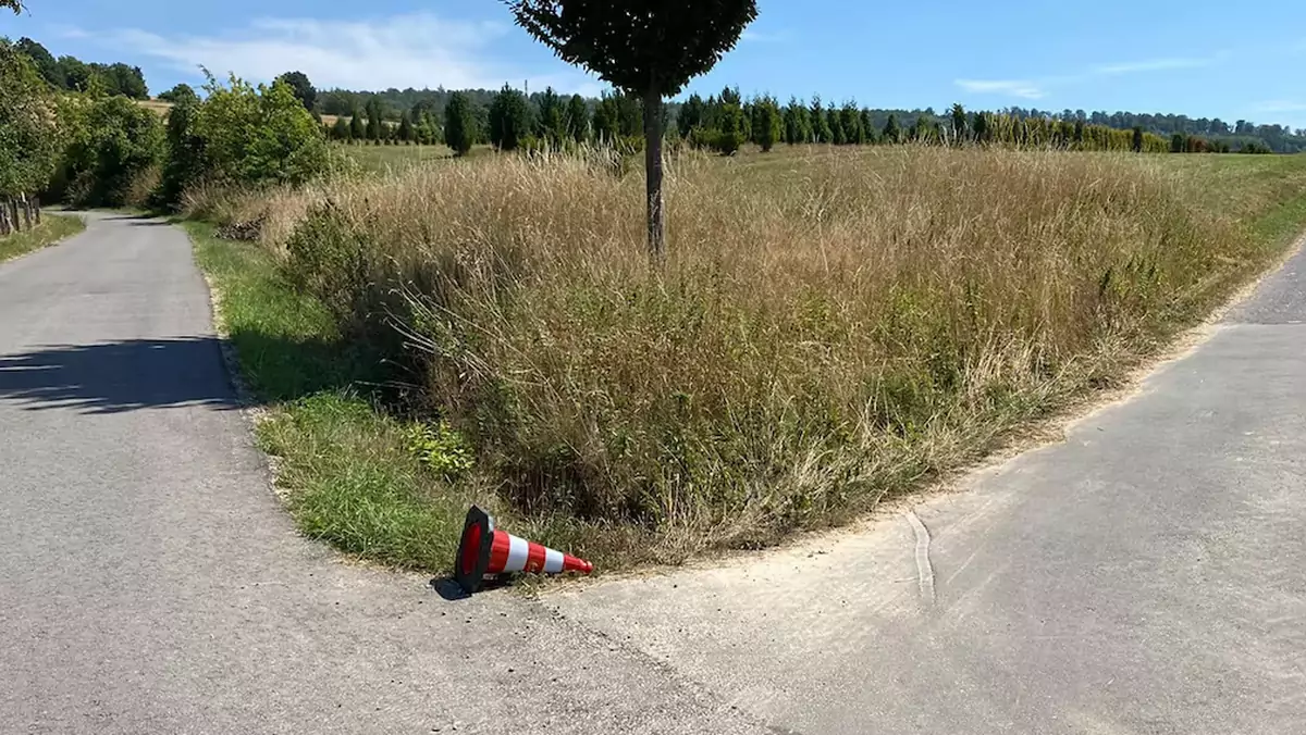 Pachołek leżący na rozstaju dróg. Nie podnoś go, to może być ważny znak!