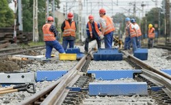 Polacy wysiadają z pociągów. "Spadki liczby podróżnych byłyby mniejsze, gdyby PKP przeprowadzała remonty sprawniej"
