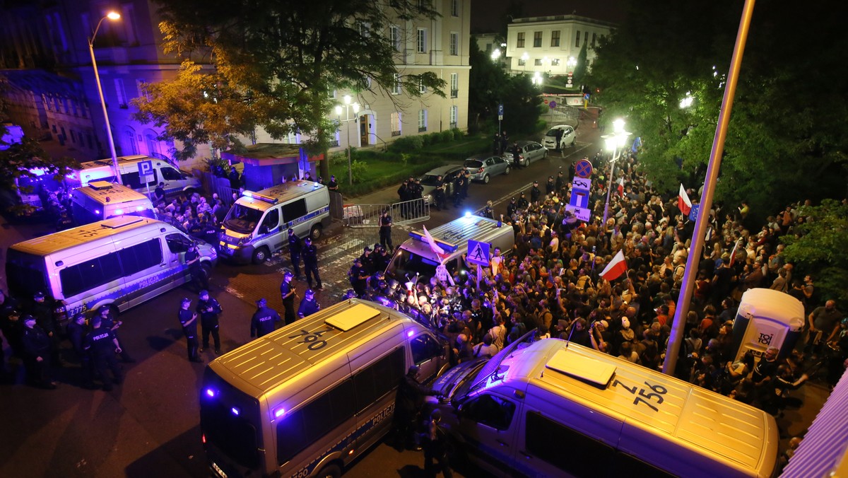 Po przyjęciu przez Senat ustawy o Sądzie Najwyższym demonstranci skandowali m. in. "zdrajcy!" i "hańba!". Do pikietujących wyszli m.in. senatorowie opozycji.