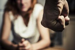 przemoc domowa pięść kobieta