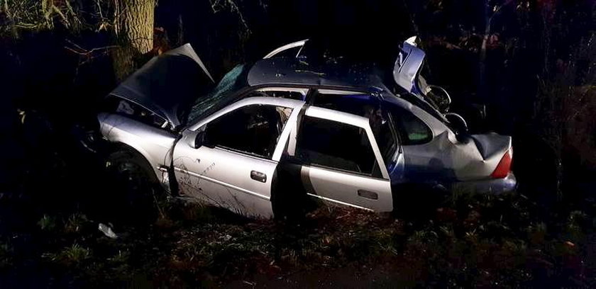 Auto uderzyło w drzewo. W środku było osiem osób, jedna zginęła