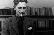 George Orwell w swoim gabinecie. Obok pierwsze wydanie „Folwarku zwierzęcego z 17 sierpnia 1945 r.