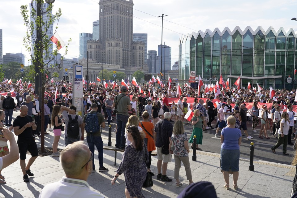 Tłum na rondzie Dmowskiego