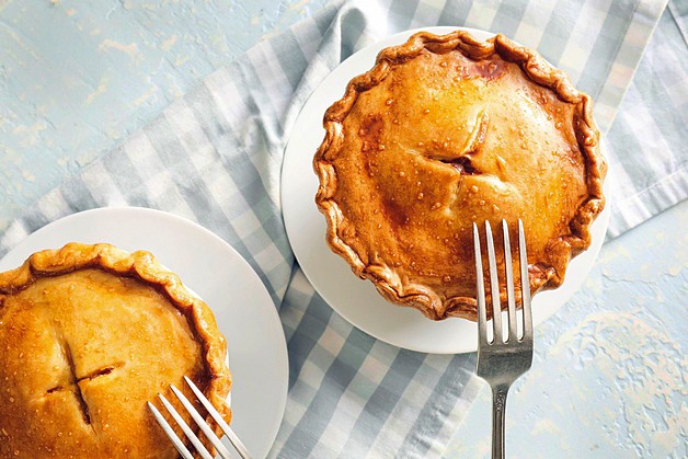 DAS IDEALE GERICHT, UM JEMANDEN ZU TRÖSTEN? Pot-Pies, Crab-Cakes und Würstchen im Schlafrock.