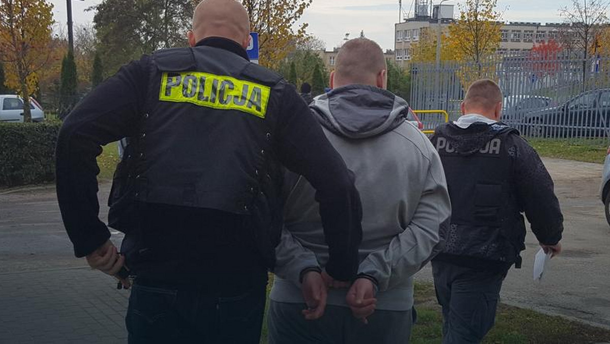 Aresztowany pięć miesięcy temu 23-latek z Bydgoszczy, który jest podejrzany o skatowanie swojej czteromiesięcznej córki, nie będzie odpowiadał za uszkodzenie ciała dziecka i narażenie go na bezpośrednie niebezpieczeństwo. Prokuratorzy zmienili mu główny zarzut na usiłowanie zabójstwa.