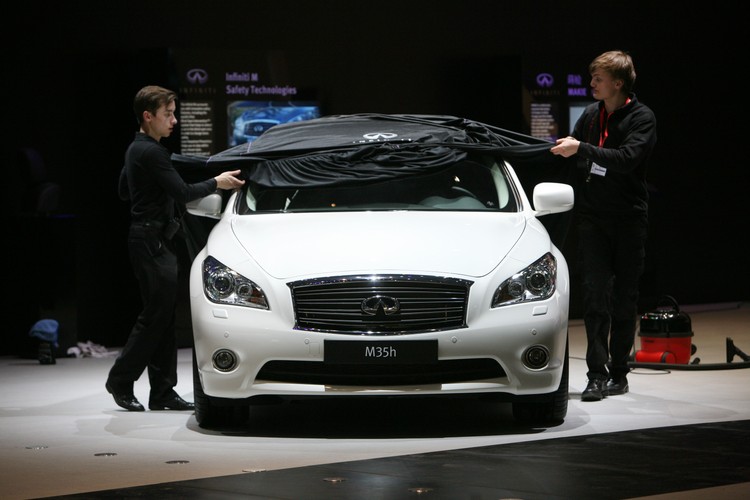 Infiniti – jest luksusową marką stworzoną przez japońskiego Nissana. Auto sprzedawane jest jednak głównie w Północnej Ameryce. W rodzimej Japonii modele Infiniti mają swoje odpowiedniki sprzedawane pod marką Nissan. Nie wiadomo jeszcze który Infiniti będzie produkowany na Żeraniu. Na zdjęciu: Infiniti G37 Cabrio firmy Nissan Motor Co. na targach motoryzacyjnych w Genewie w 2011 roku
