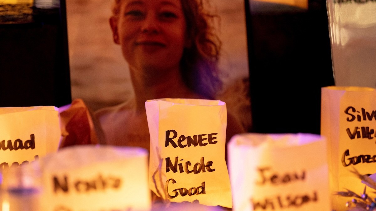 Fotografia Renee Nicole Goodovej, ktorú zastrelil agent ICE, pri sviečkach s menami ľudí, ktorí boli zabití agentmi ICE alebo zomreli vo väzbe, USA 8. januára 2026.