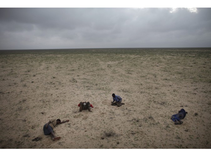 Pierwsza nagroda w kategorii 'problemy współczesne - fotoreportaż' dla Eda Ou z Getty Images. Zdjęcie przedstawia czterech somalijskich uchodźców w drodze do Jemenu, śpiących na pustyni po całonocnej podróży