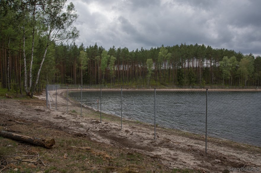 Ogrodził jezioro metalową siatką