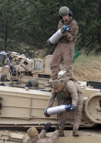 Amerykańskie czołgi Abrams na ćwiczeniach Saber Strike na Łotwie. <br><br>  Fot. EPA / Valda Kalnina DOSTAWCA: PAP / EPA.