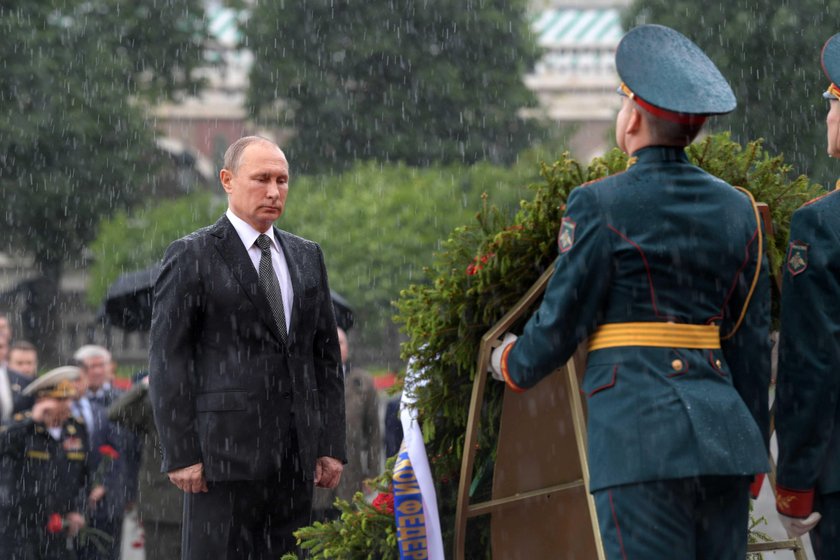 Władimir Putin nie chciał parasola podczas ceremonii upamiętniania ofiar II wojny światowej