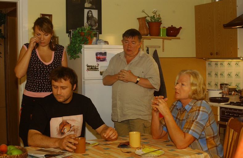 Anna Guzik, Leszek Lichota, Mieczysław Hryniewicz, Bożena Dykiel na planie "Na Wspólnej", 2006 r.