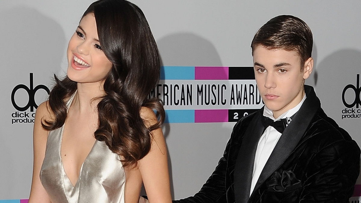 Selena Gomez podobno wróciła do Justina Biebera. Gwiazda już kilkukrotnie rozstawała się ze swym chłopakiem. Wszystko wskazuje jednak na to, iż nie może żyć bez Kanadyjczyka.