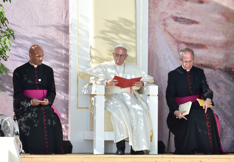 Papież Franciszek i Mistrz Papieskich Ceremonii Liturgicznych w Krakowie ks. Guido Marini podczas drogi krzyżowej na krakowskich Błoniach.