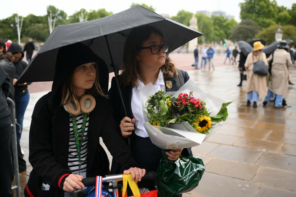 Ludzie zbierają się przed pałacem Buckingham