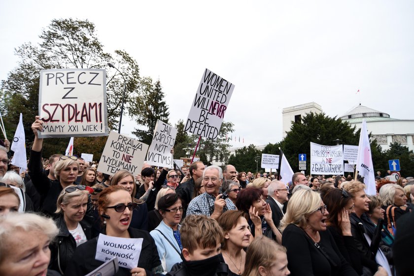 Czarny protest przed sejmem. Najmocniejsze transparenty