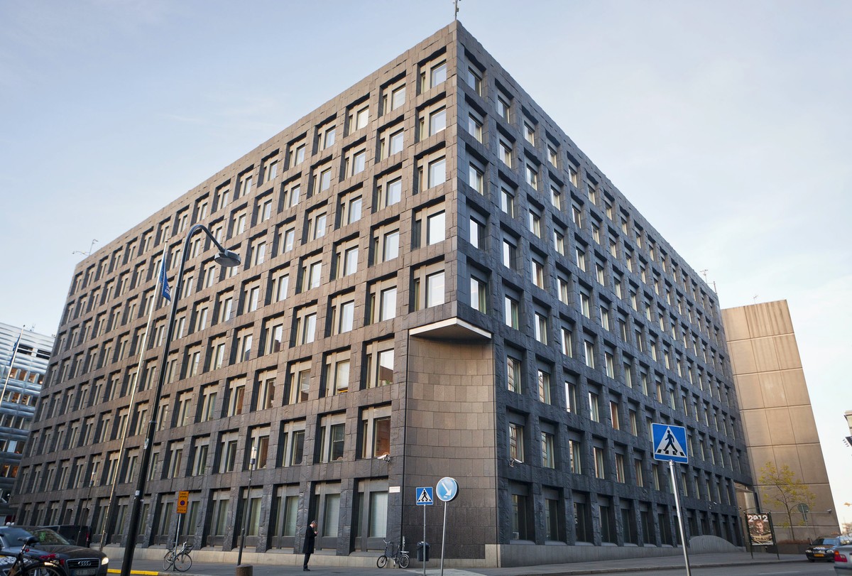 Sveriges Riksbank. Rok powstania: 1668. Kraj: Szwecja. Ciekawostka: jego założyciel Johan Palmstruch wcześniej, w 1657 roku, założył inny bank – Stockholms Banco, który jako pierwszy w Europie emitował banknoty, co było powodem jego szybkiego upadku. Bank wydawał ich bowiem zbyt dużo, nie mając odpowiedniego zabezpieczenia w kruszcu. W 2009 roku Sveriges Riksbank był pierwszym bankiem centralnym, który zastosował ujemne stopy procentowe.