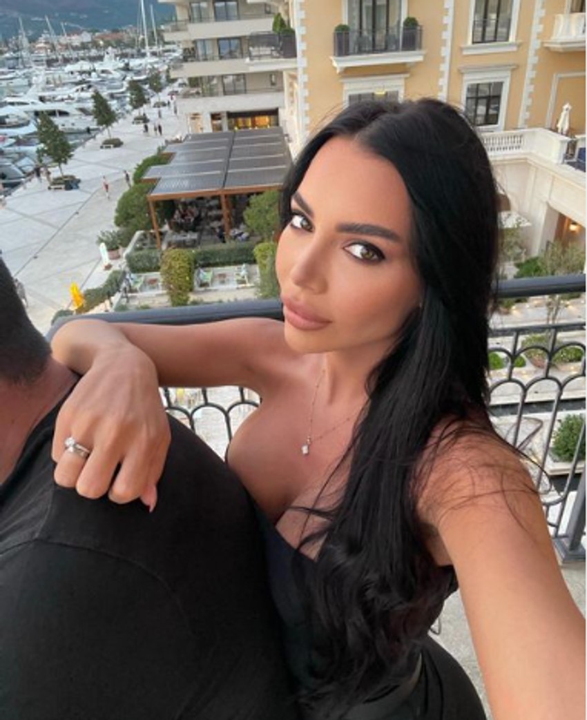 Helena pozira sa mužem, ali ga krije