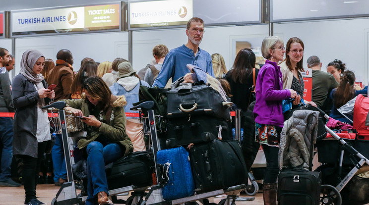 Utasok várakoznak a brüsszeli Zaventem nemzetközi repülőtéren / Fotó: MTI EPA/Stephanie Lecocq