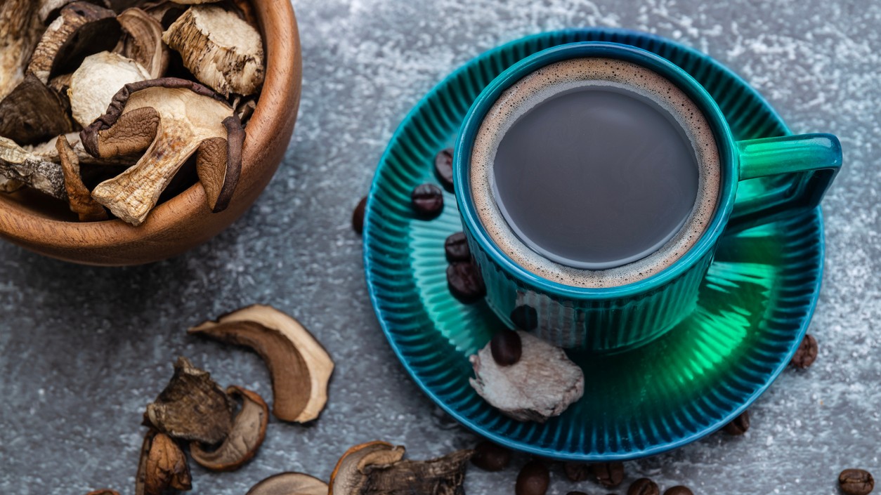 Šálka kávy s pridaným hubovým práškom.