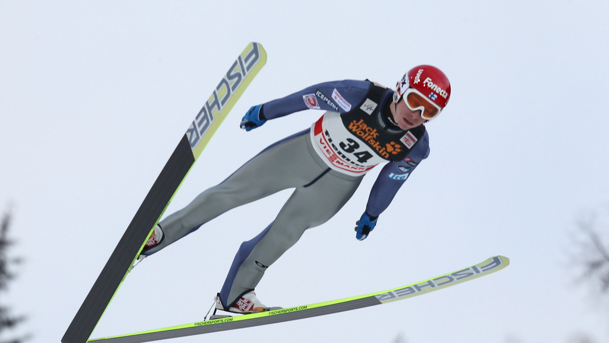 Janne Happonen okazał się zdecydowanie najlepszy w inauguracyjnych zawodach na śniegu, które odbyły się dziś na skoczni HS 100 w Rovaniemi. Fin w swoich próbach uzyskał 95 oraz 90,5 m i zgromadził łącznie 240,5 pkt. Na drugim miejscu uplasował się Noriaki Kasai (91 / 90,5 m i 230,5 pkt.), a trzeci był Anssi Koivuranta (89,5 / 91 m i 228,5 pkt.) - czytamy na skijumping.pl.