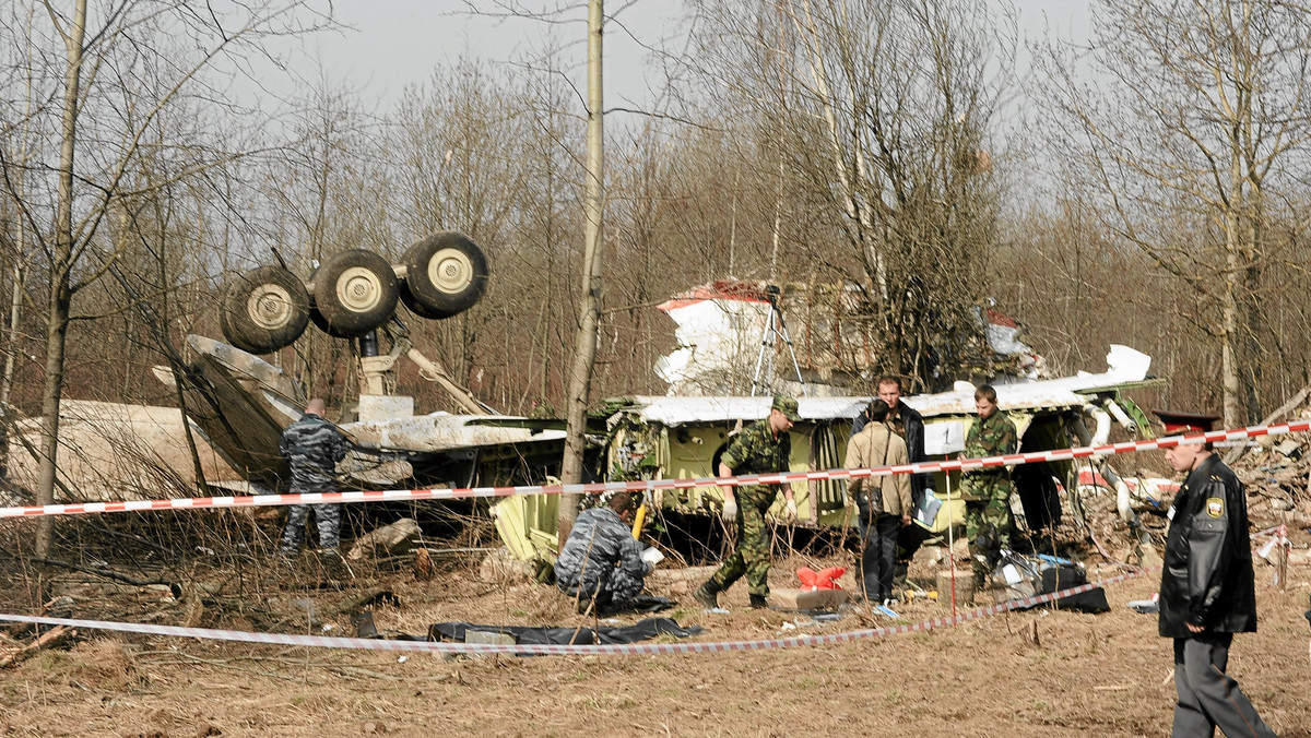 O kolejne sześć miesięcy, do 10 października, przedłużono śledztwo w sprawie katastrofy smoleńskiej - poinformowała Naczelna Prokuratura Wojskowa.