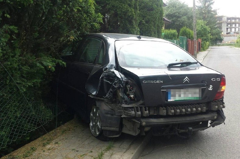 Kula z policyjnej broni trafiła w oponę