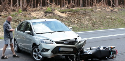 Motocyklista uderzył w zawracający samochód