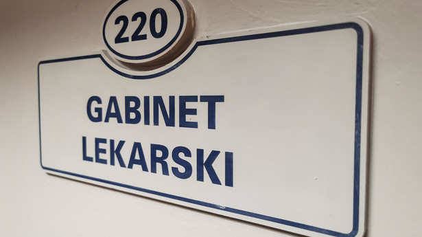 Tabliczka na drzwiach do gabinetu lekarskiego