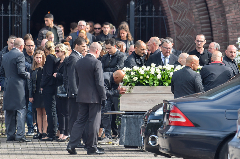 Pogrzeb zamordowanego Silvia Aquino. Wokół trumny jego bracia.