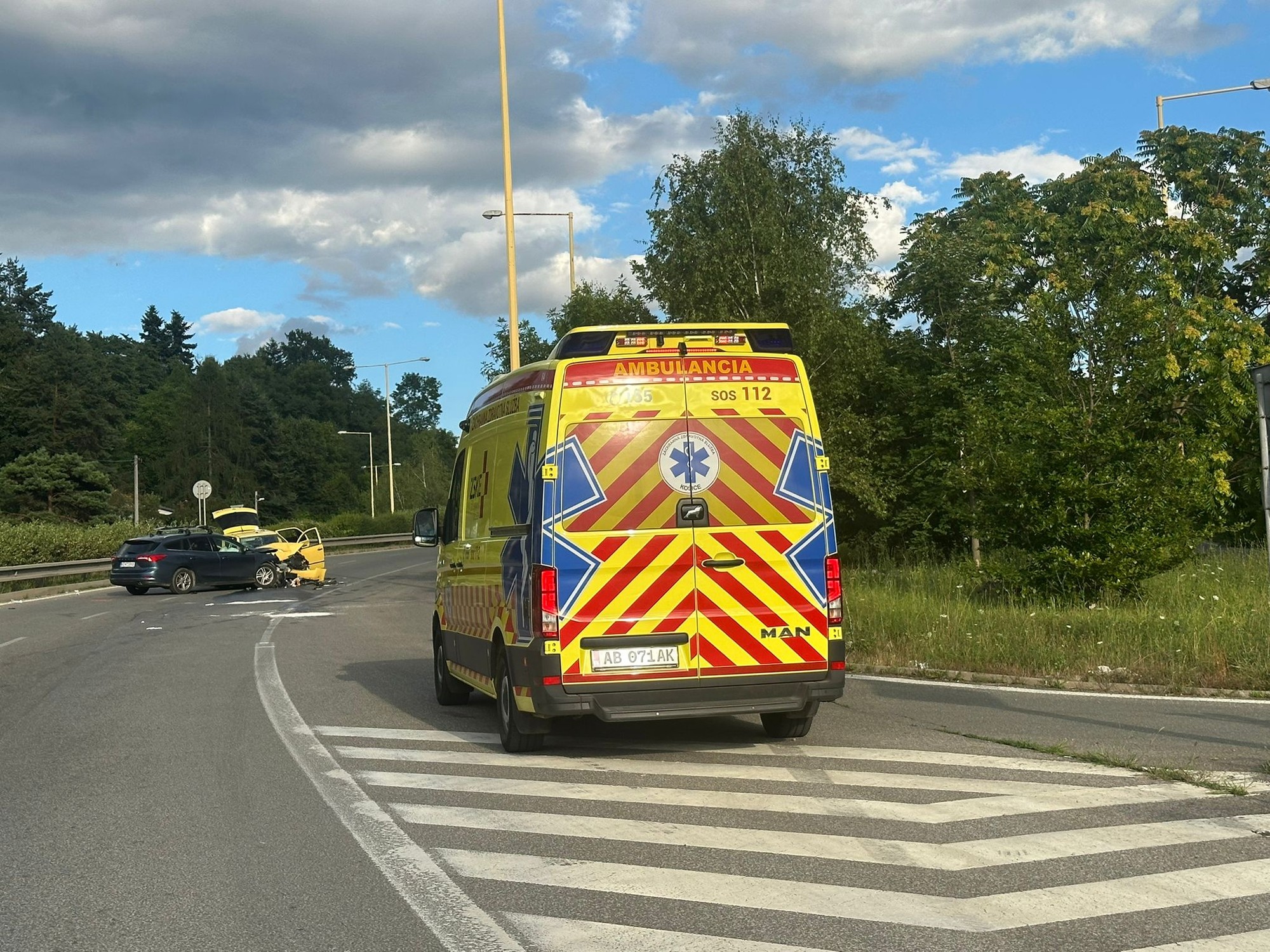 Pri zrážke dvoch áut v Košiciach na Sečovskej ceste sa zranilo šesť ľudí.