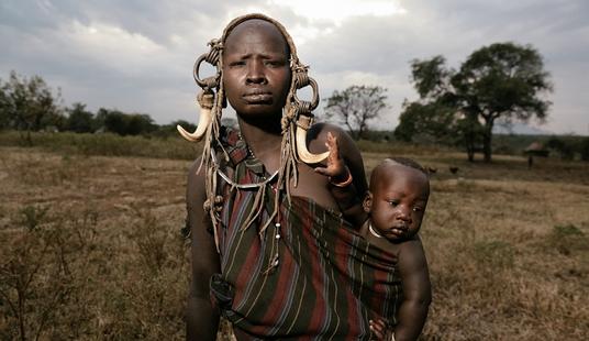 Kobieta w plemienia Mursi z dzieckiem [Etiopia]