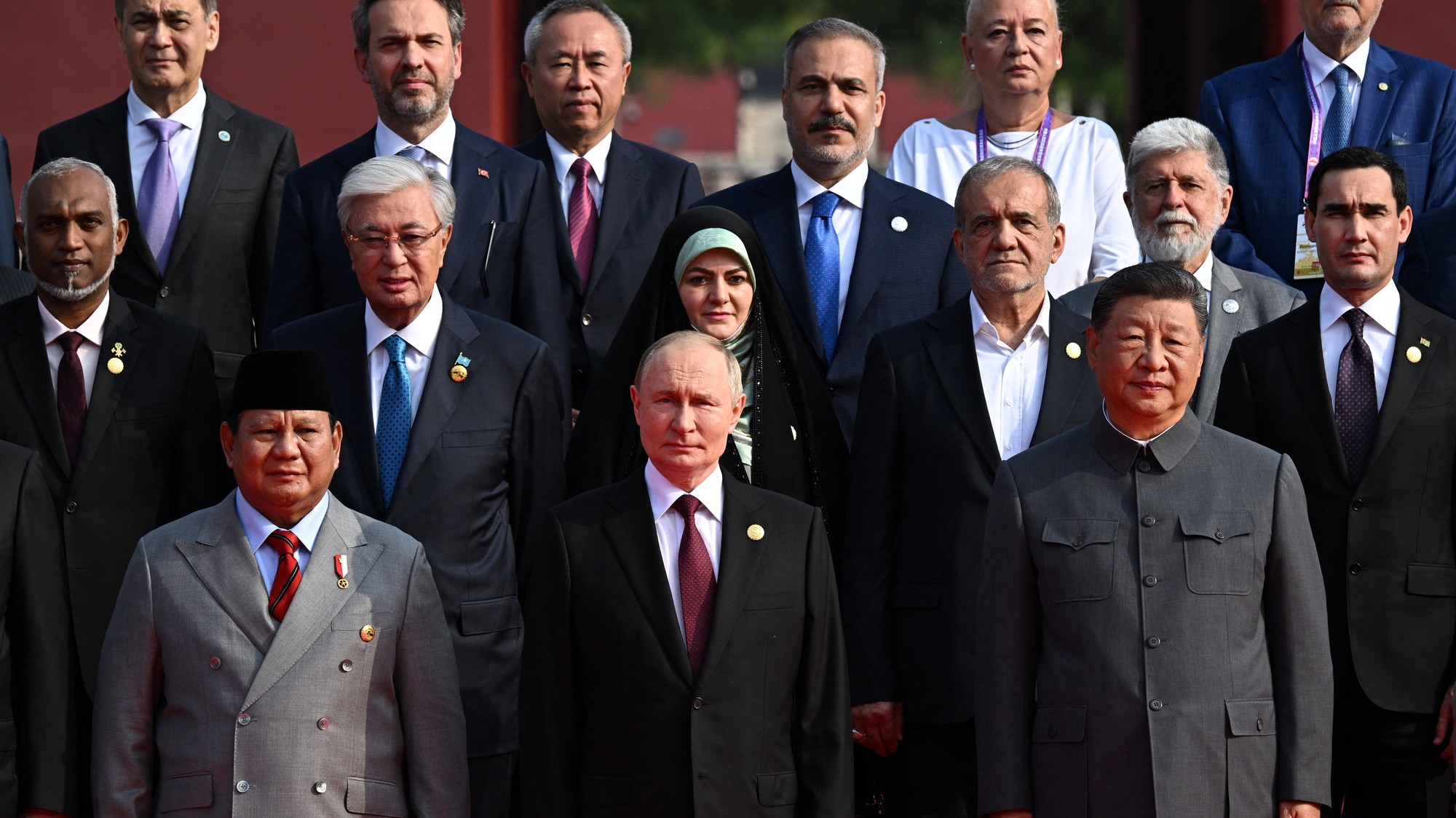 Čínsky prezident SI Ťin-pching, ruský prezident Vladimir Putin a ďalší lídri na vojenskej prehliadke v Pekingu, na ktorej sa zúčastňuje aj premiér Robert Fico (na fotografii nie je).