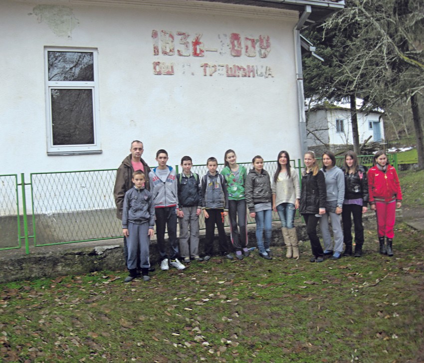 Više zaposlenih nego đaka: Do škole idu stazom gde stopalo jedva stane