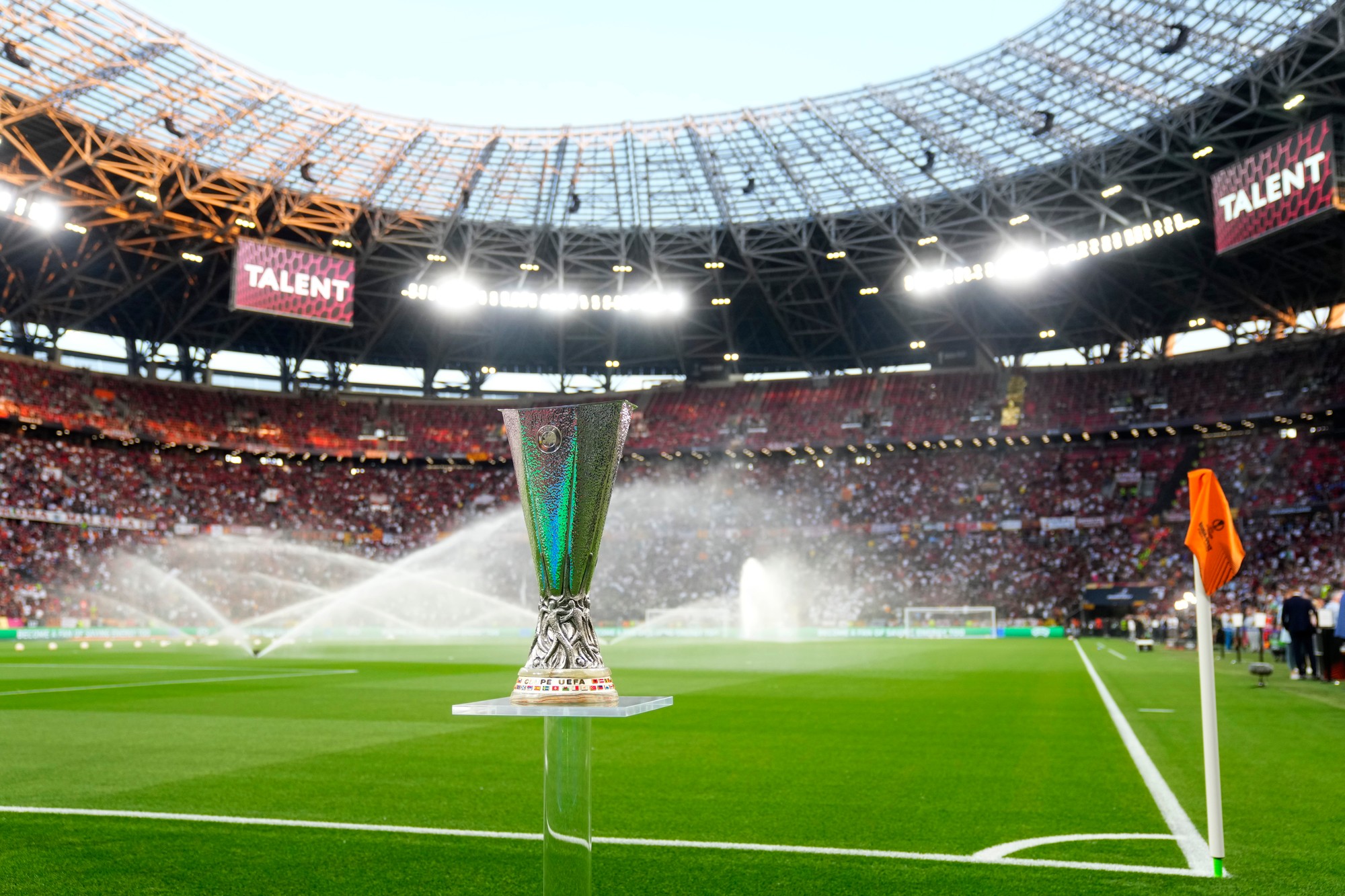 Trofej pre víťaza pred finálovým zápasom Európskej ligy vo futbale FC Sevilla - AS Rím.