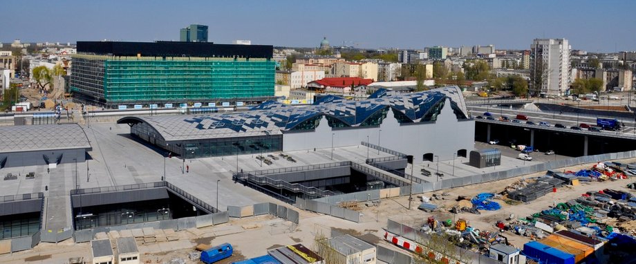 Za inwestycję, która rozbudziła zainteresowanie deweloperów Nowym Centrum Łodzi, uważa się Nową Fabryczną, czyli biurowiec budowany przez Skanska na tyłach nowego dworca. Budowa dobiega końca. Jak podaje inwestor, wynajęto już 100 proc. powierzchni. 